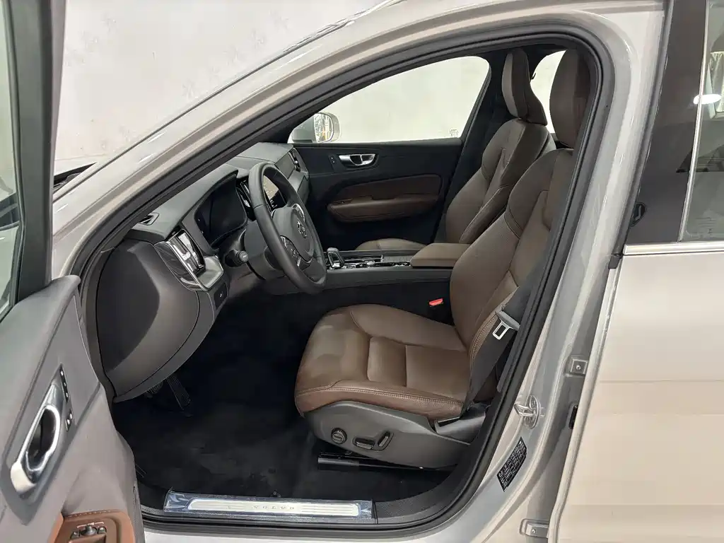 Volvo XC60 2025 B5 four-wheel drive Zhiyi Luxury Edition купить на сайте DeffCars