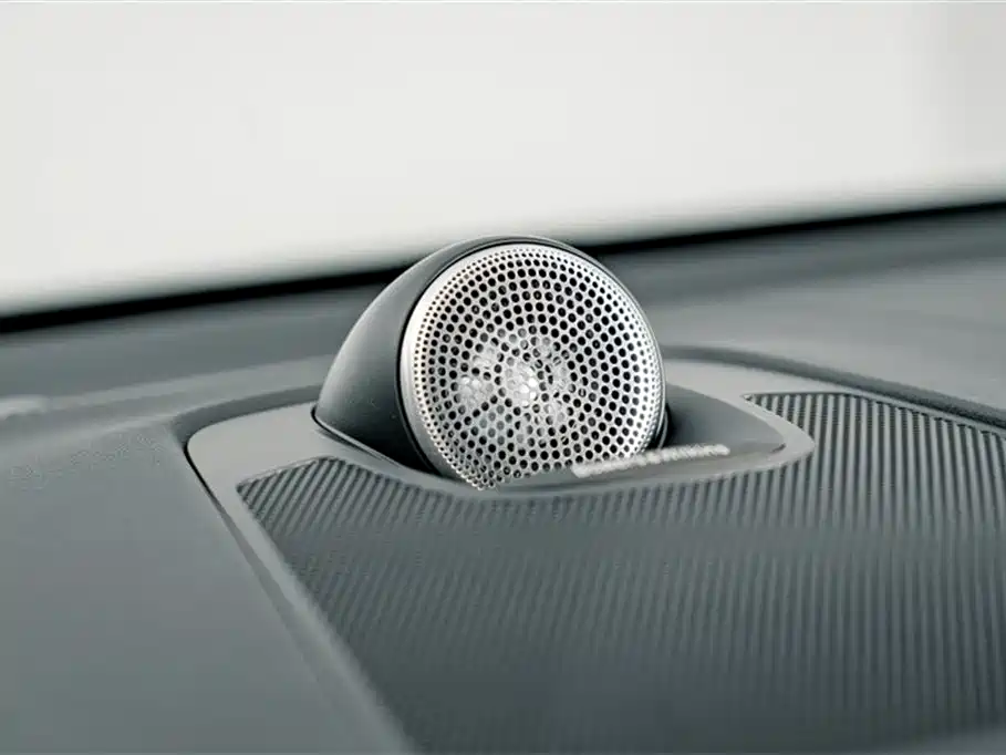 Volvo XC60 plug-in hybrid 2025 plug-in hybrid long-range four-wheel drive Zhiya luxury version купить на сайте DeffCars