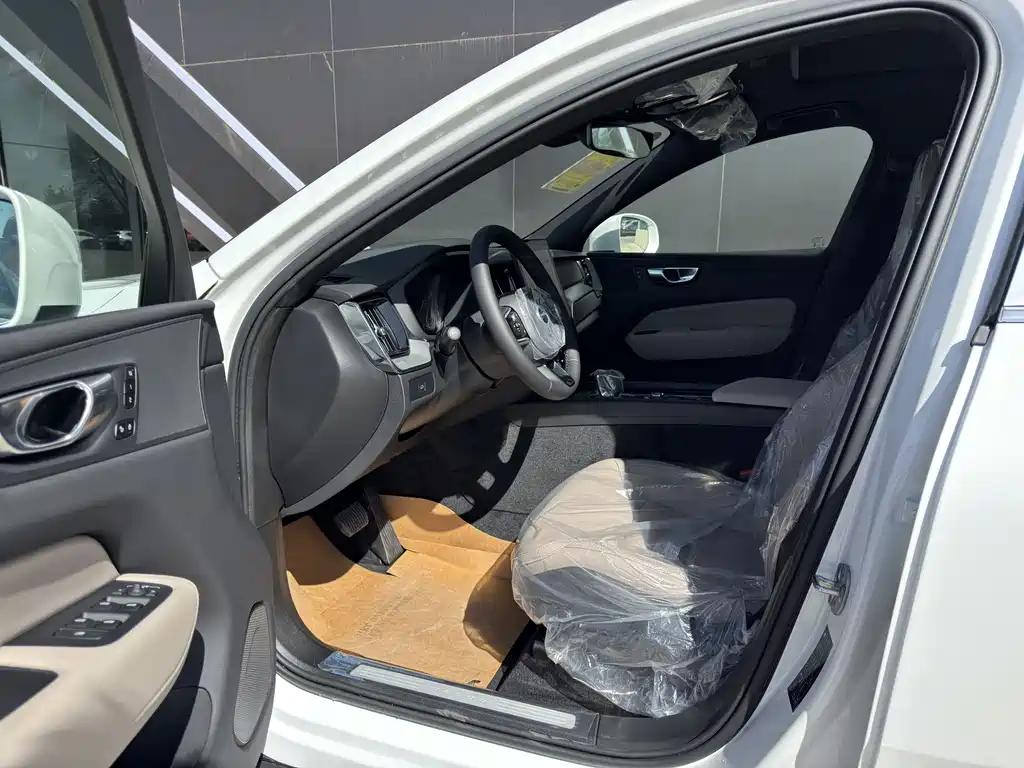 Volvo XC60 2026 B5 four-wheel drive Zhiyi Luxury Edition купить на сайте DeffCars