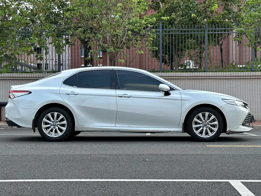 Camry 2018 2.0G Deluxe Edition купить на сайте DeffCars