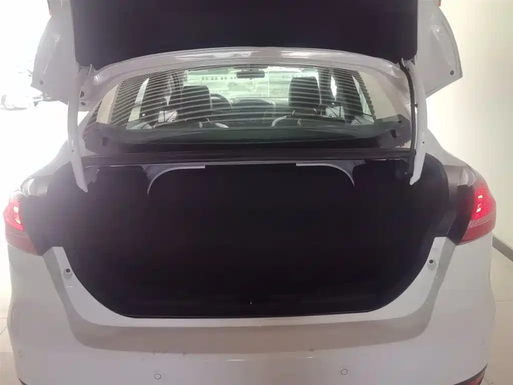Focus 2018 sedan classic 1.6L automatic stylish smart mobility version купить на сайте DeffCars