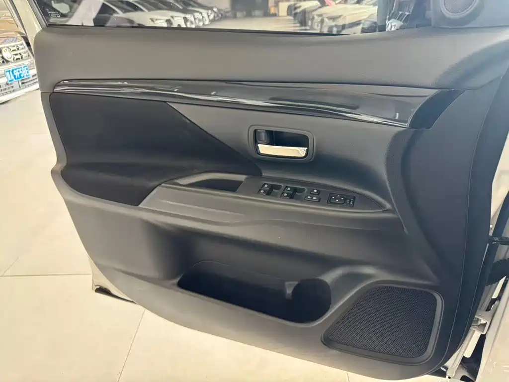 Outlander 2021 2.0L 2WD 5-seater купить на сайте DeffCars