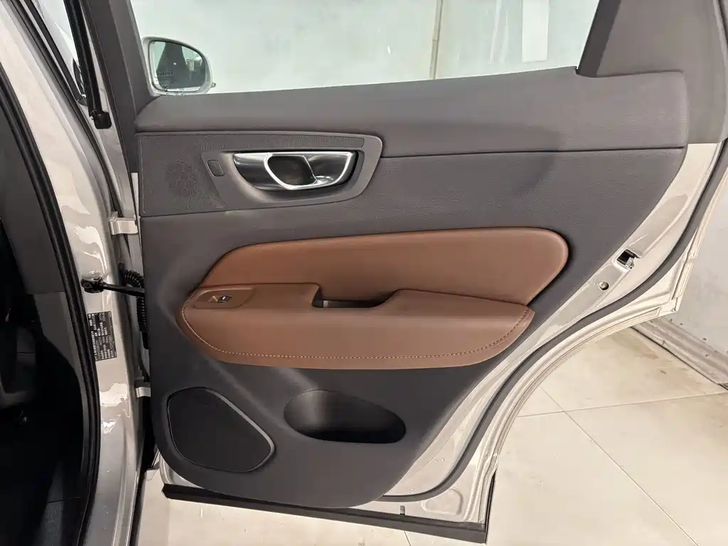 Volvo XC60 2025 B5 four-wheel drive Zhiyi Luxury Edition купить на сайте DeffCars