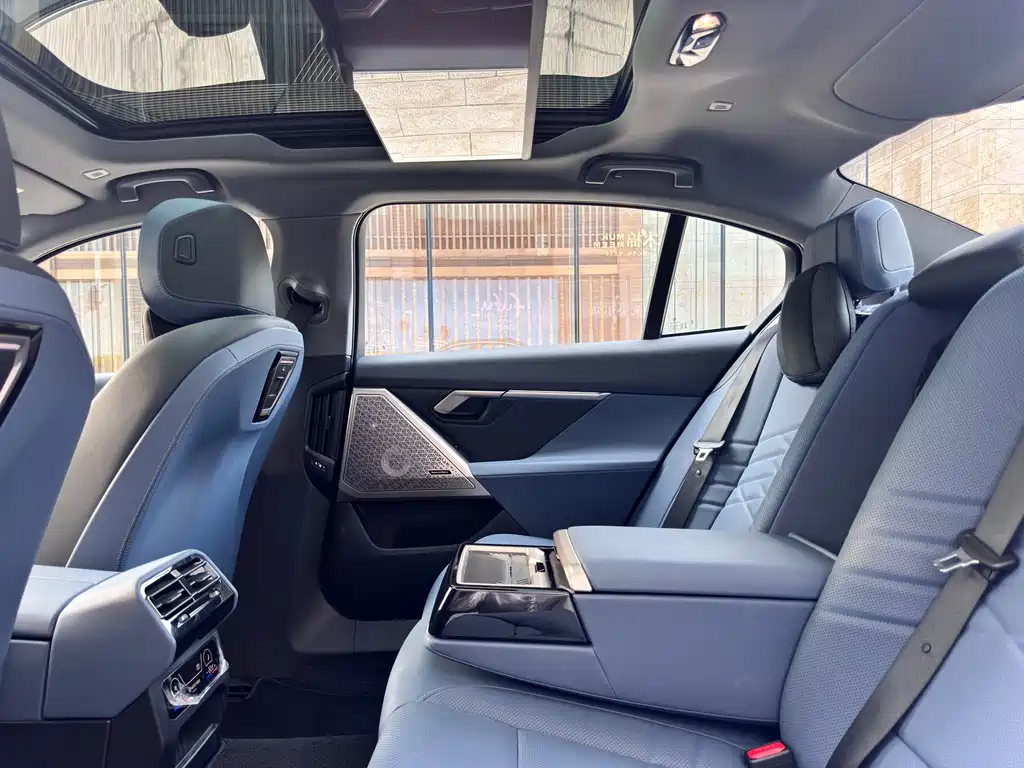 BMW 5 Series 2025 530Li Exclusive M Sports Package купить на сайте DeffCars