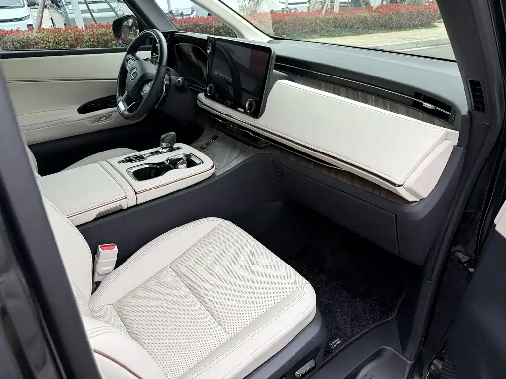 Lexus LM 2025 500h four-seat Royal Edition купить на сайте DeffCars