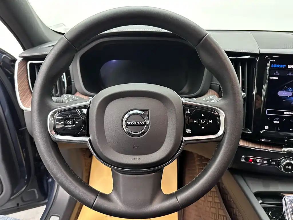 Volvo XC60 2024 B5 four-wheel drive Zhiyuan Deluxe Edition купить на сайте DeffCars