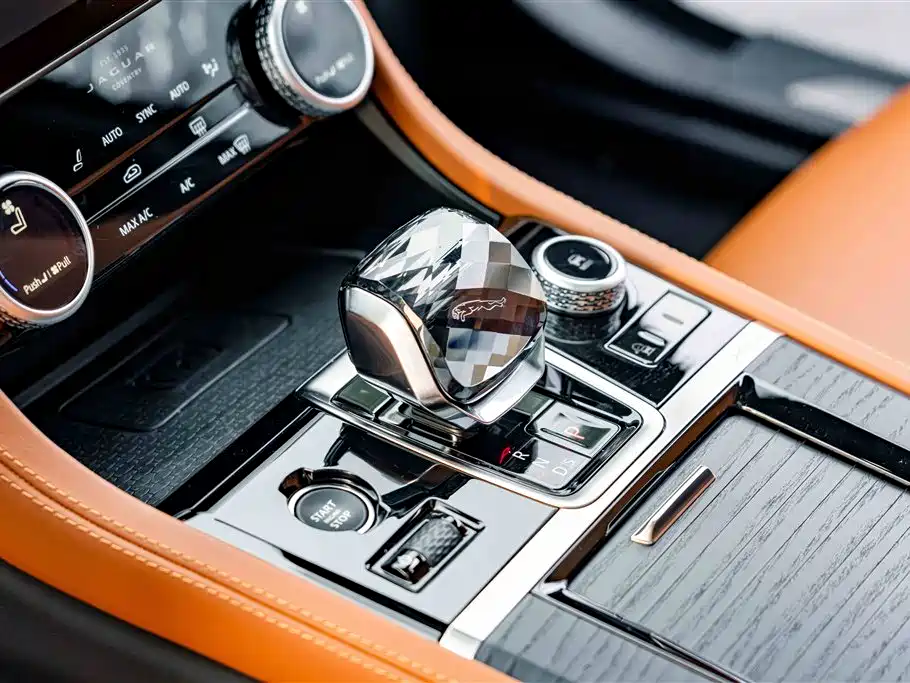 Jaguar XFL 2024 2.0T P300 four-wheel drive flagship sports gold version купить на сайте DeffCars