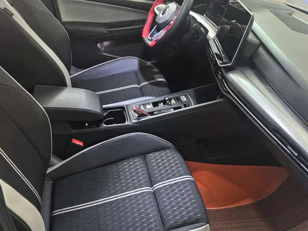 Golf 2025 300TSI Pro купить на сайте DeffCars