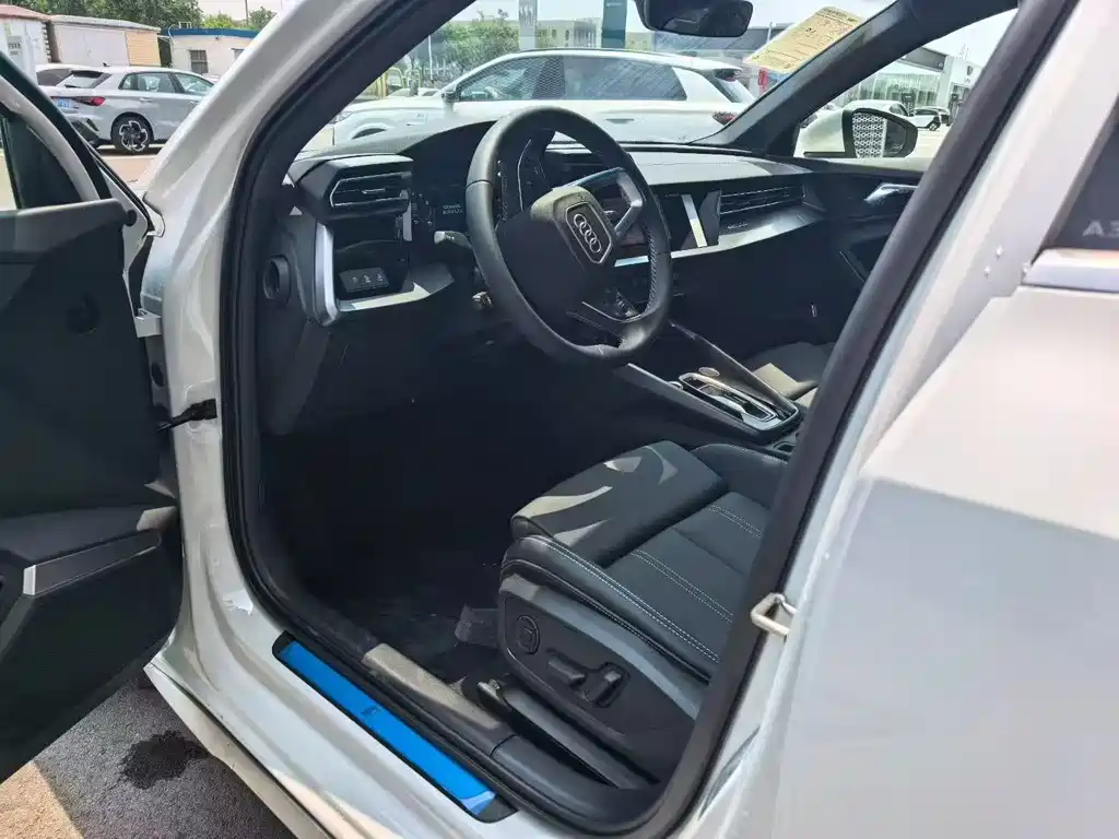 Audi A3 2025 Sportback 35TFSI Flying Spur Exclusive Model купить на сайте DeffCars