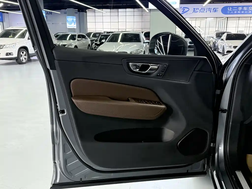 Volvo XC60 2021 T5 four-wheel drive Zhiyi Luxury Edition купить на сайте DeffCars