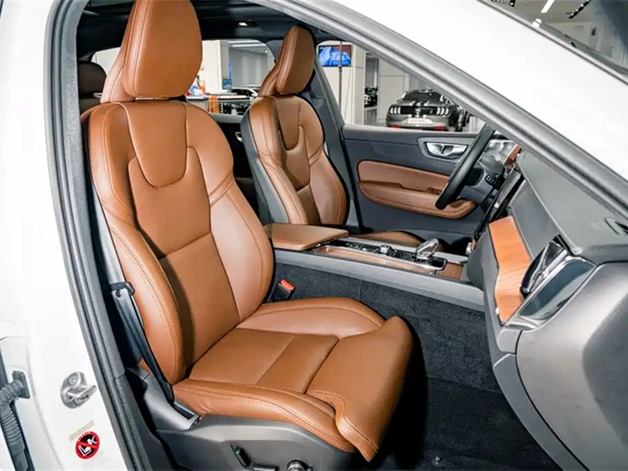 Volvo XC60 plug-in hybrid 2025 plug-in hybrid long-range four-wheel drive Zhiya luxury version купить на сайте DeffCars
