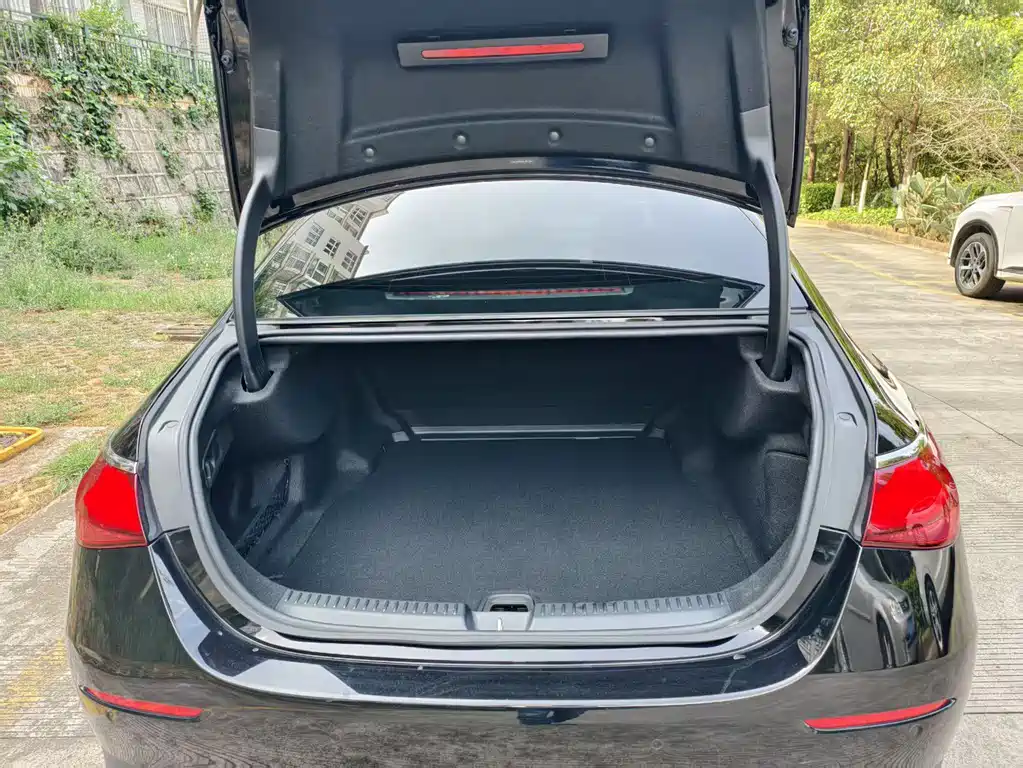 Mercedes-Benz E-Class 2025 E 300 L Luxury Model купить на сайте DeffCars