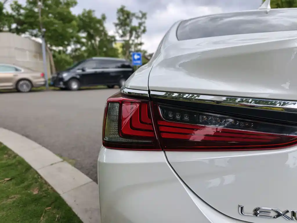 Lexus ES 2022 200 Excellence Edition купить на сайте DeffCars