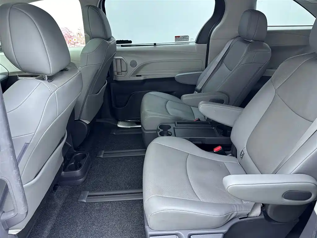 SIENNA 2021 2.5L Hybrid Deluxe Edition купить на сайте DeffCars