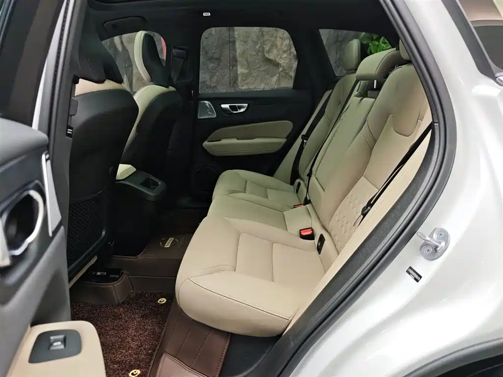 Volvo XC60 2025 B5 four-wheel drive Zhiyi Luxury Edition купить на сайте DeffCars