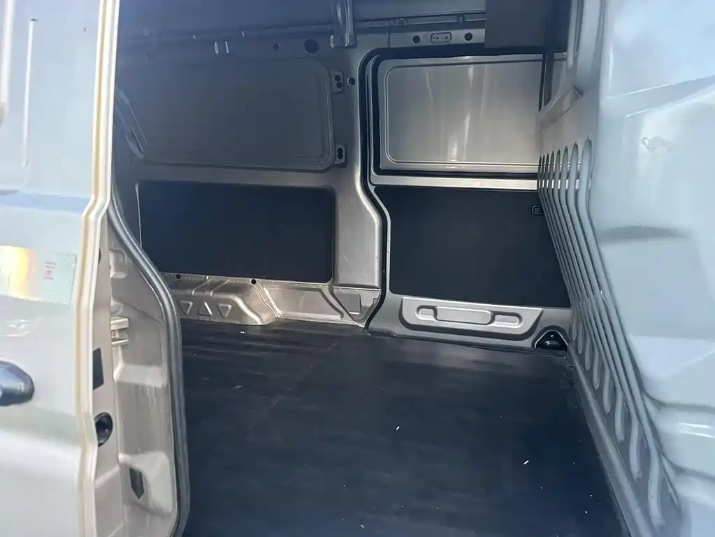 Hiace X30 2023 1.5L business van 2/5 seats air-conditioned version SWC15M купить на сайте DeffCars