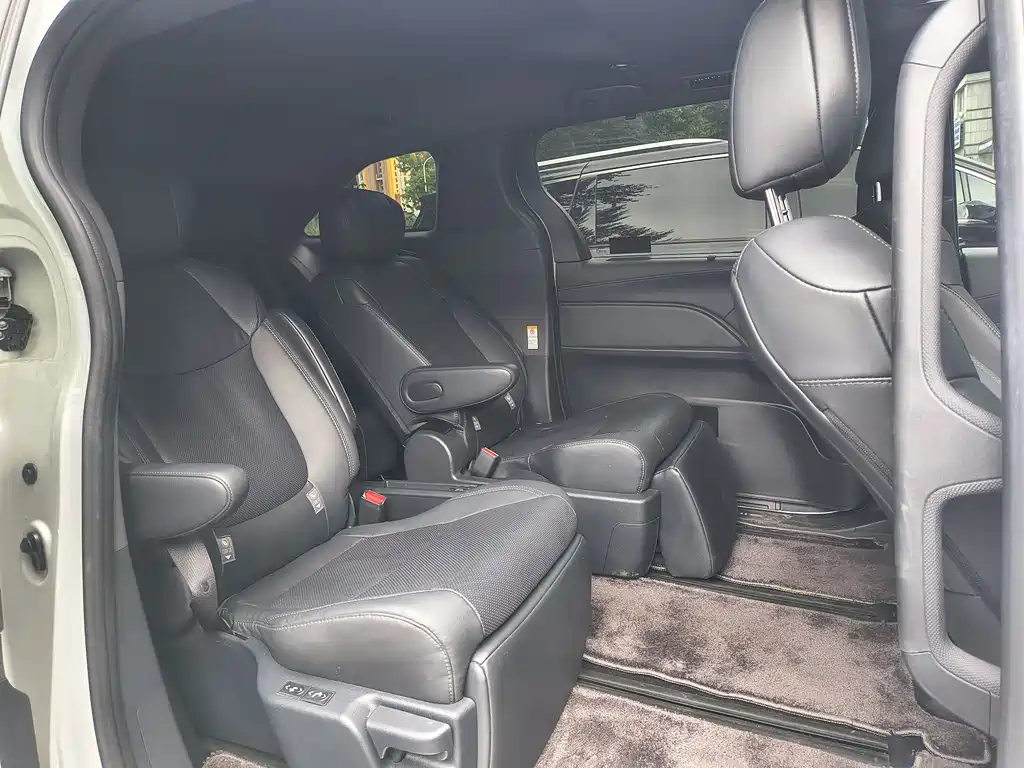 SIENNA 2024 2.5L Hybrid Premium Edition купить на сайте DeffCars