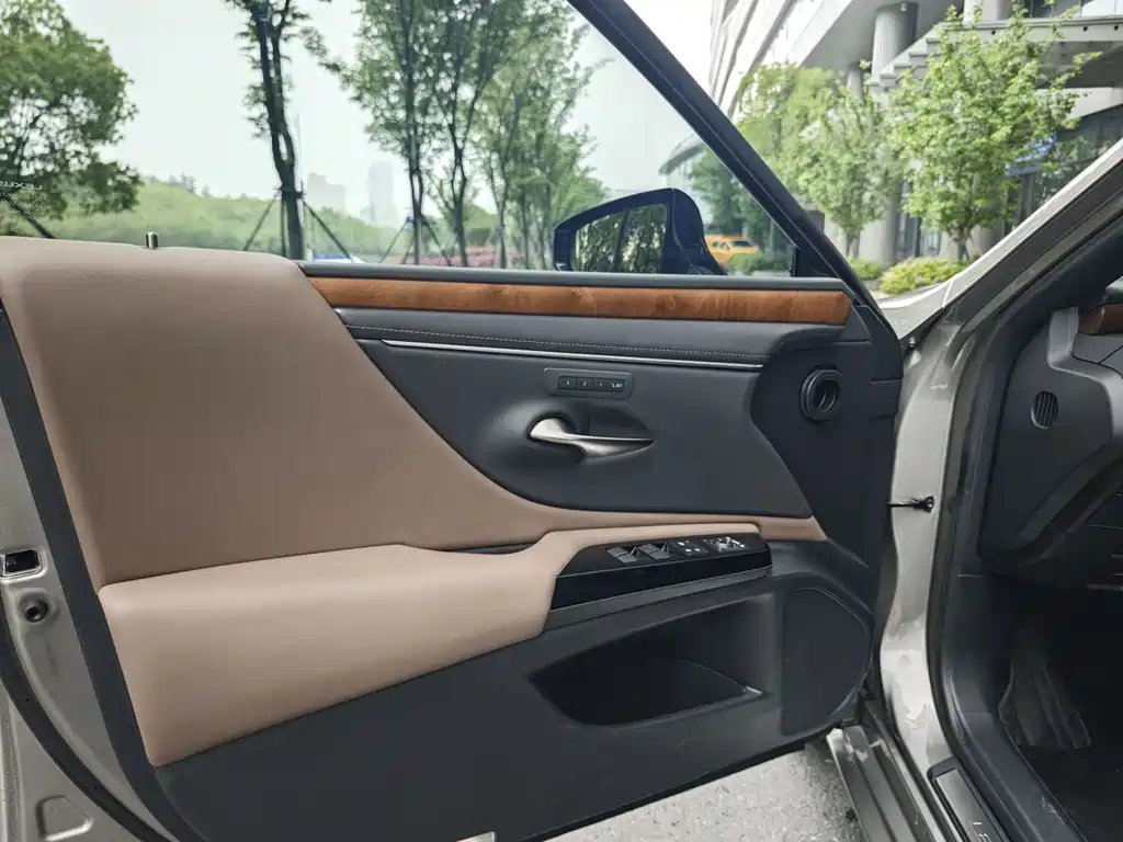 Lexus ES 2024 200 Premium Edition купить на сайте DeffCars