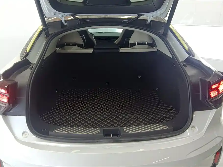 Lynk & Co 05 2020 2.0TD two-wheel drive shines Halo купить на сайте DeffCars