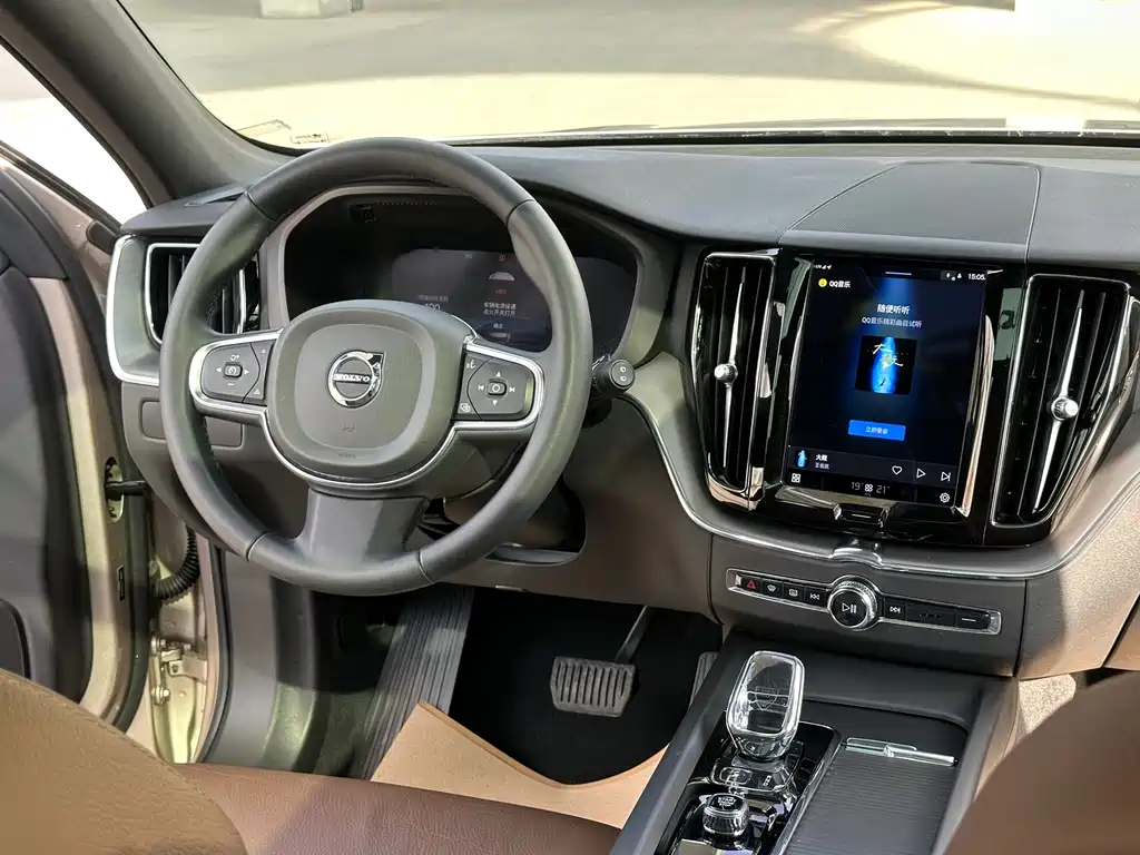 Volvo XC60 2023 B5 four-wheel drive Zhiyi Luxury Edition купить на сайте DeffCars