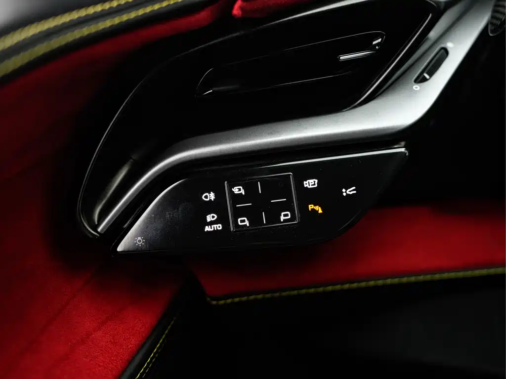 SF90 2020 3.9T V8 Stradale купить на сайте DeffCars