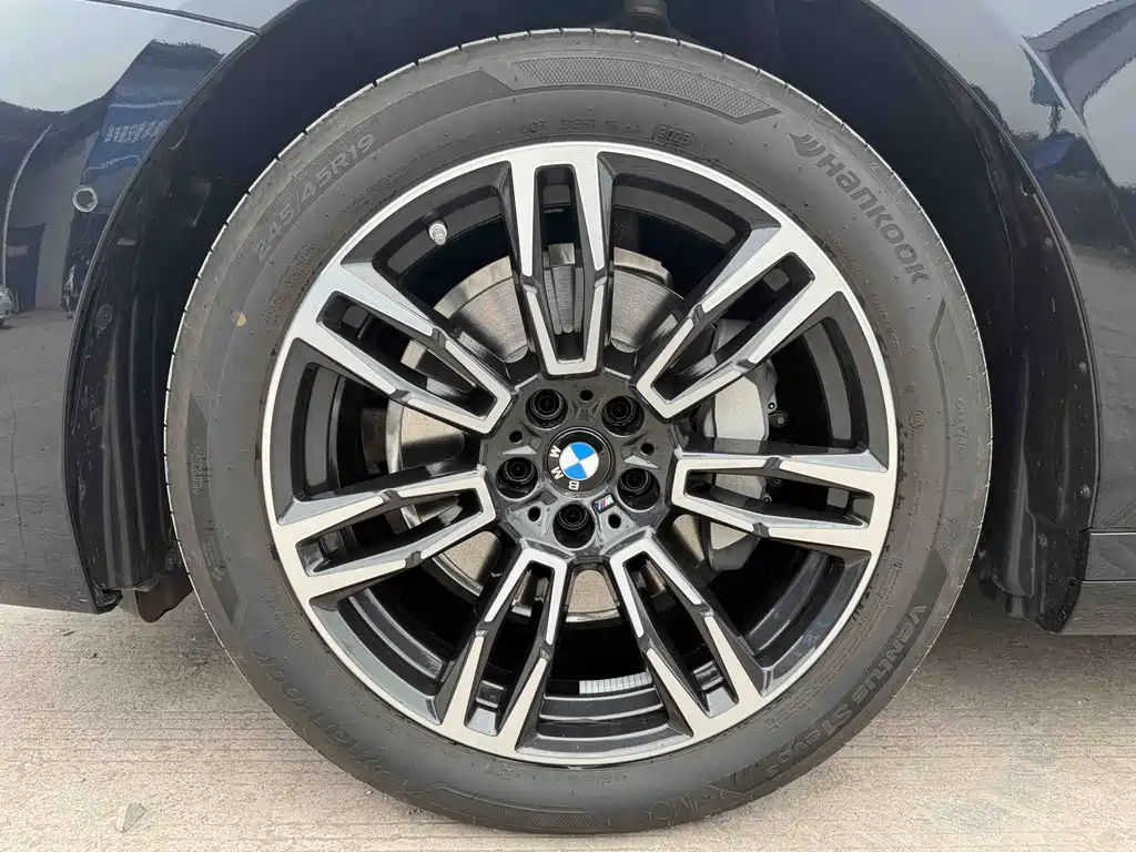 BMW 5 Series 2025 530Li Leading M Sports Package купить на сайте DeffCars