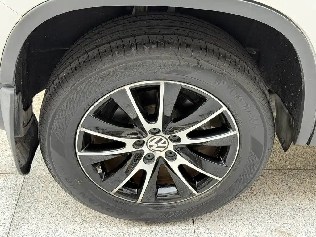 Tiguan 2016 300TSI automatic two-wheel drive luxury version купить на сайте DeffCars