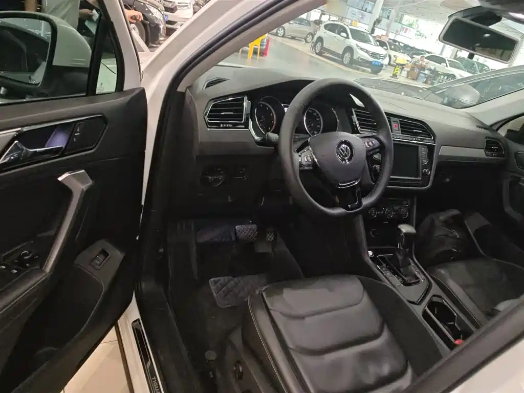 Tiguan L 2018 330TSI automatic two-wheel drive comfort version купить на сайте DeffCars