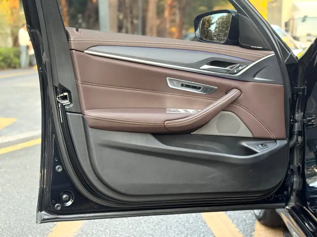 BMW 5 Series 2023 530Li Leading M Sports Package купить на сайте DeffCars