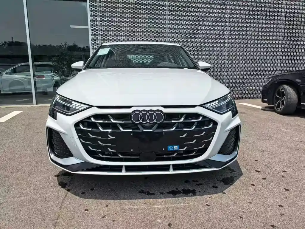 Audi A3 2025 Sportback 35TFSI Flying Spur Exclusive Model купить на сайте DeffCars