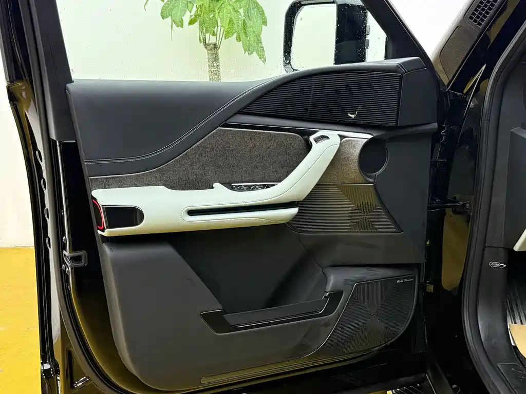 Looking up at U8 2024 Off-Road Player Edition купить на сайте DeffCars