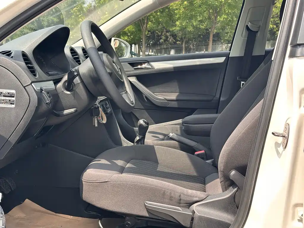 Jetta 2013 1.6L manual comfort model купить на сайте DeffCars
