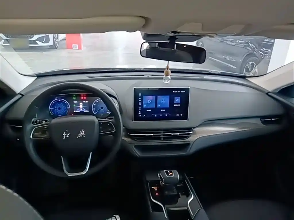 Hongqi E-QM5 2023 basic travel version купить на сайте DeffCars