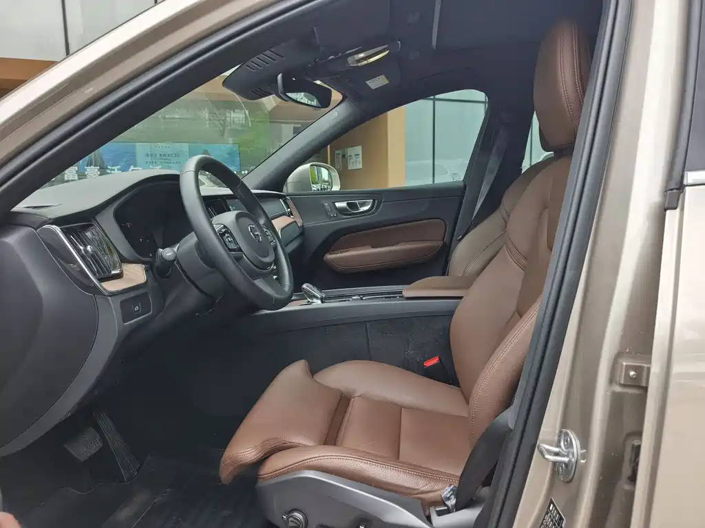 Volvo XC60 2023 B5 four-wheel drive Zhiyuan Deluxe Edition купить на сайте DeffCars