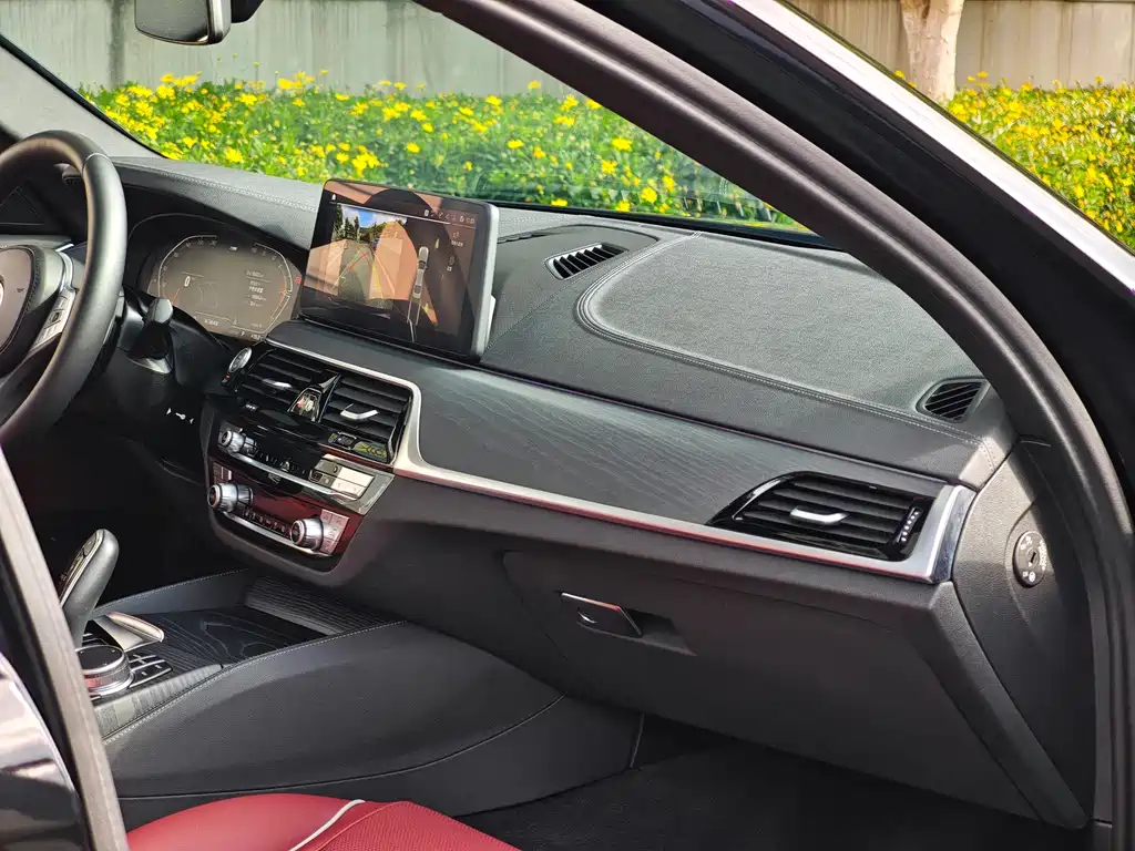 BMW 5 Series 2023 530Li Leading M Sports Package купить на сайте DeffCars