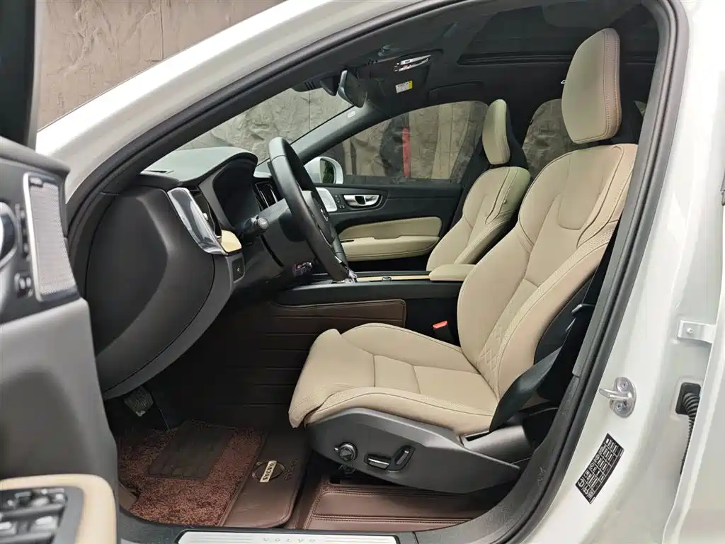 Volvo XC60 2025 B5 four-wheel drive Zhiyi Luxury Edition купить на сайте DeffCars