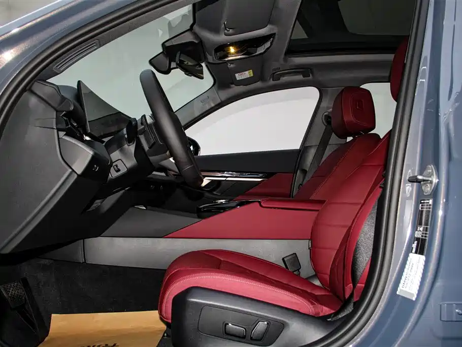 BMW 5 Series 2025 530Li Leading M Sports Package купить на сайте DeffCars
