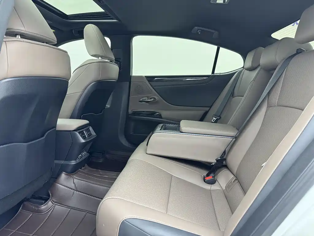 Lexus ES 2023 200 Excellence Edition купить на сайте DeffCars