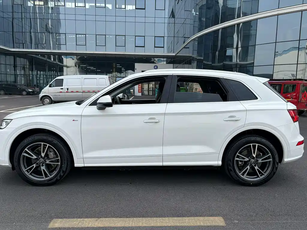Audi Q5L 2020 40 TFSI enjoys fashionable style купить на сайте DeffCars