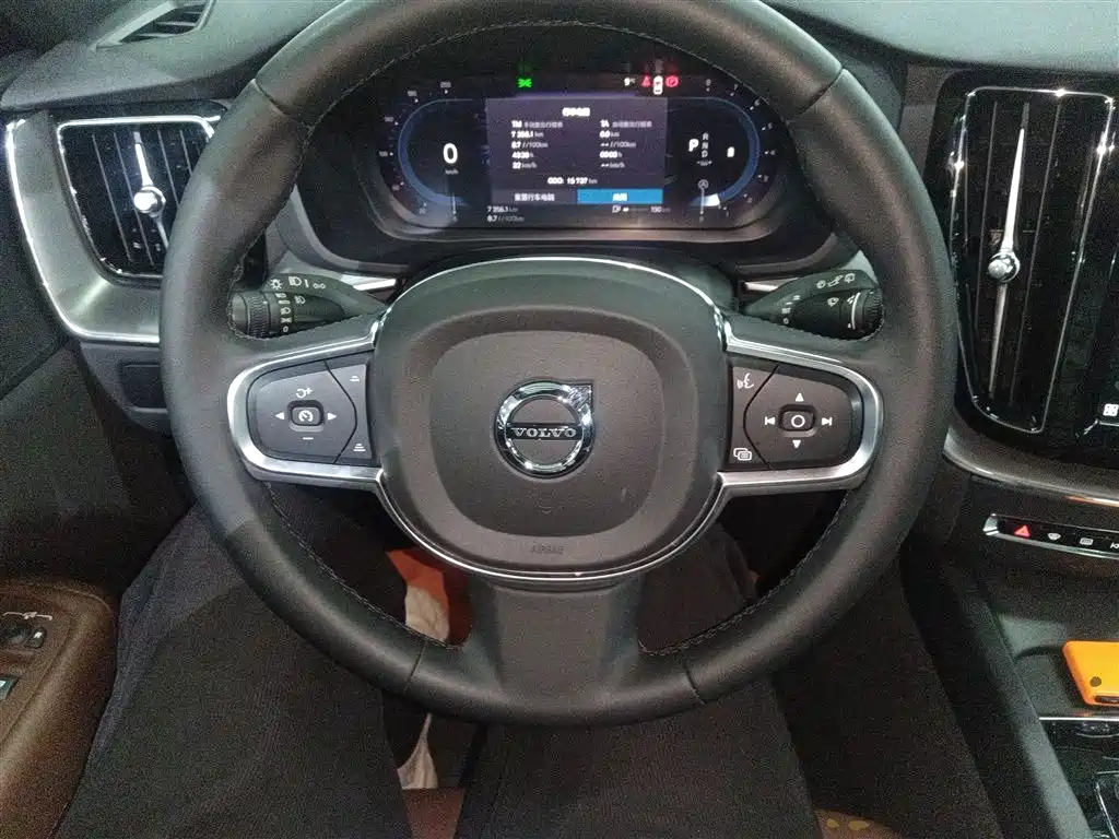 Volvo XC60 2024 B5 four-wheel drive Zhiyi Luxury Edition купить на сайте DeffCars