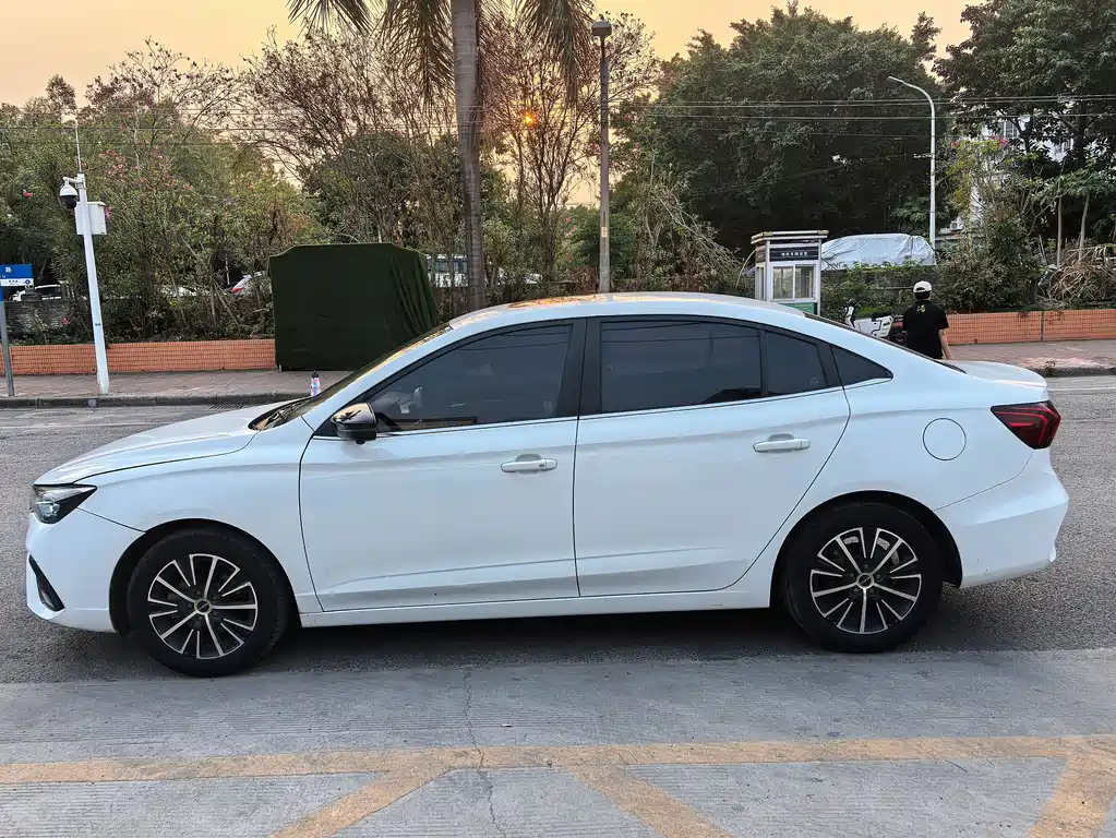 Roewe i5 2021 1.5L CVT Diamond Edition купить на сайте DeffCars