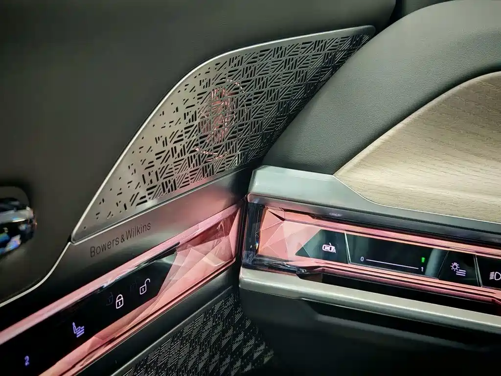 BMW i7 2023 xDrive60L Luxury Package купить на сайте DeffCars
