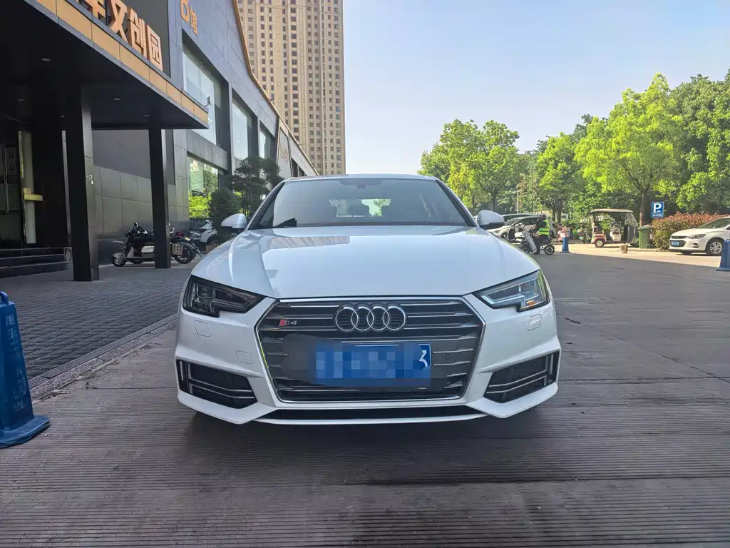 Audi A4L 2018 30th Anniversary Model 40 TFSI Fashion Model купить на сайте DeffCars