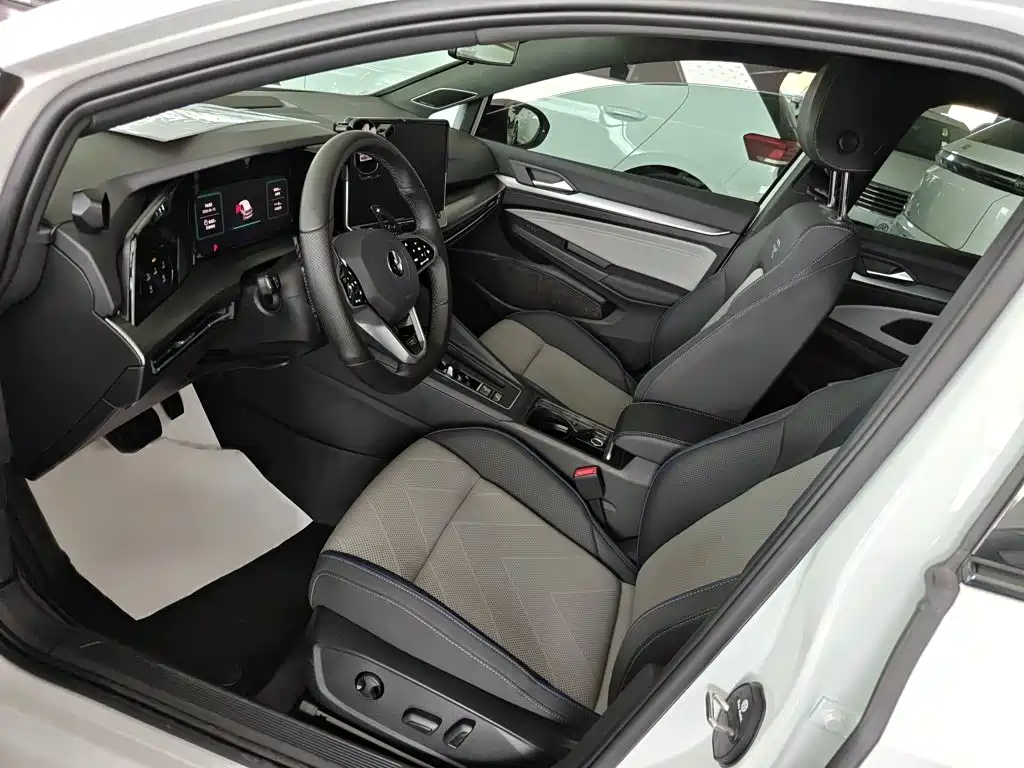 Golf 2025 facelift 2 300TSI R-Line купить на сайте DeffCars