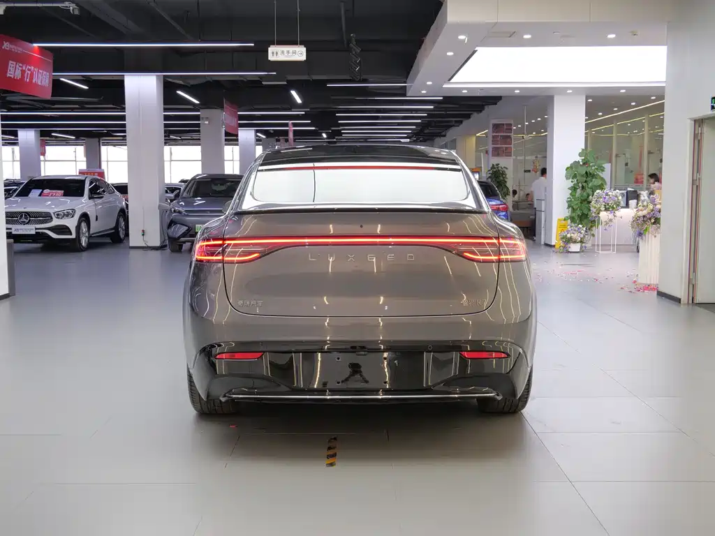 Zhijie R7 2025 extended range 251km Max купить на сайте DeffCars