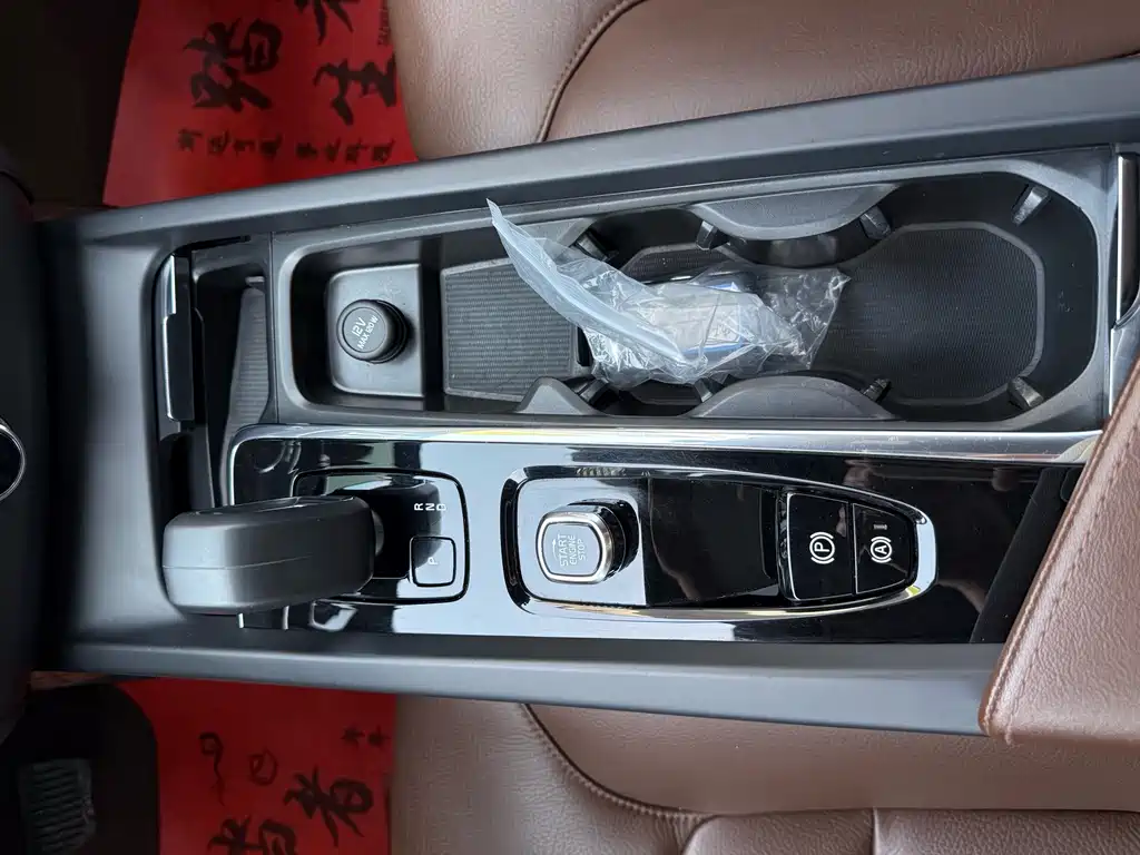 Volvo XC60 2023 B5 four-wheel drive Zhiyi Luxury Edition купить на сайте DeffCars