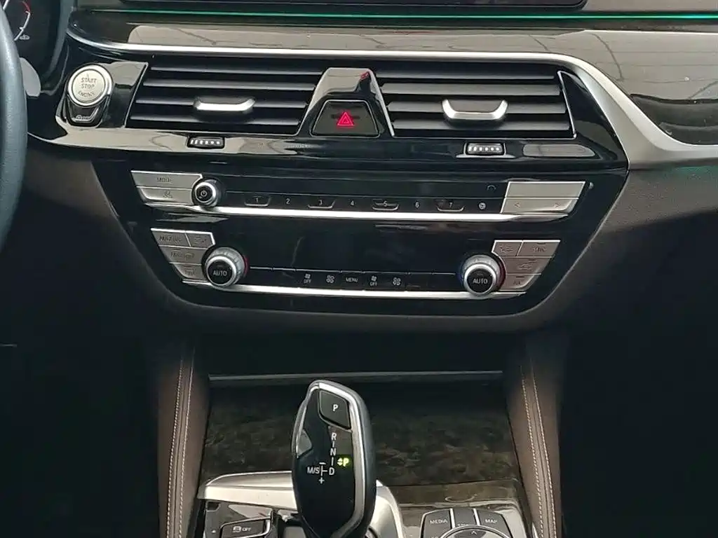 BMW 5 Series 2021 525Li Luxury Package купить на сайте DeffCars