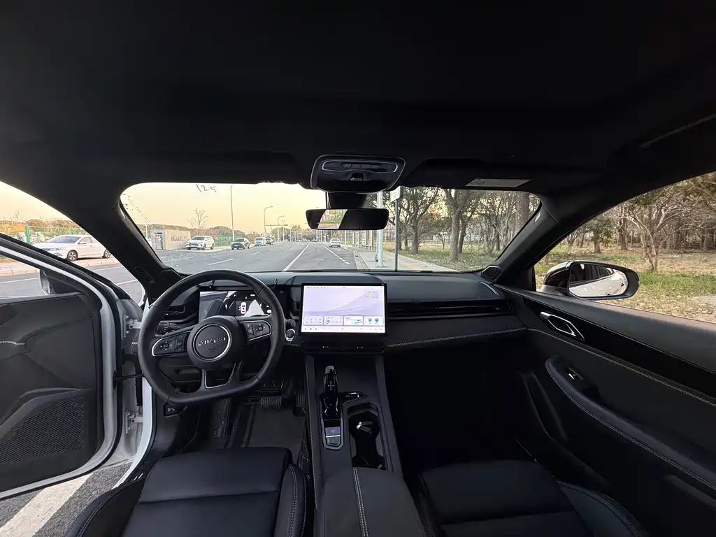 Lynk & Co 03 2023 1.5TD DCT Plus купить на сайте DeffCars