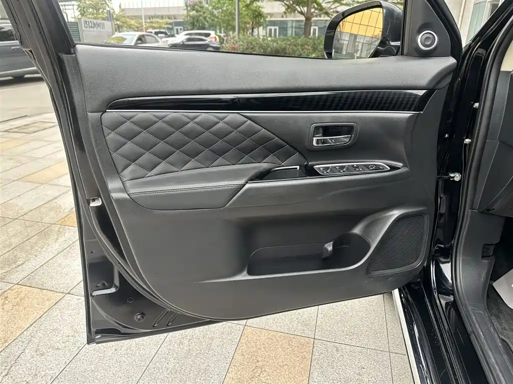 Outlander 2021 2.4L four-wheel drive exclusive version 7 seats купить на сайте DeffCars