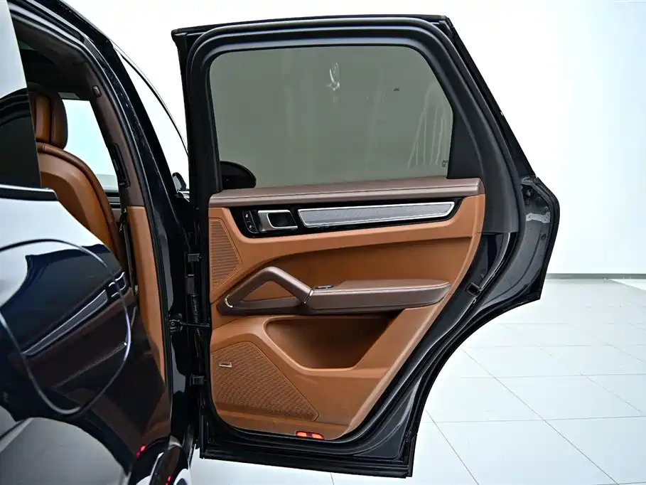Cayenne New Energy 2023 Cayenne E-Hybrid 2.0T Platinum Edition купить на сайте DeffCars